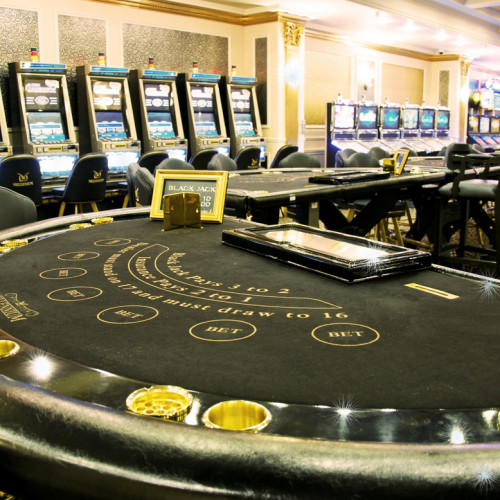Карточный стол в казино Миллениум